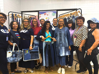 Jeans velho, moda nova, mulheres transformam retalhos em estilo Jeans velho, moda nova, mulheres transformam retalhos em estilo