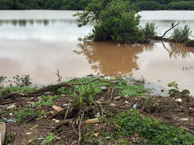 &Aacute;gua baixa no Lago do Amor e deixa para tr&aacute;s lixo espalhado pelas margens