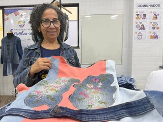 Jeans velho, moda nova, mulheres transformam retalhos em estilo Jeans velho, moda nova, mulheres transformam retalhos em estilo