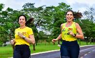 De t&ecirc;nis, sem cerim&ocirc;nia: a M&ocirc;nica Riedel que a corrida revela