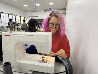Jeans velho, moda nova, mulheres transformam retalhos em estilo Jeans velho, moda nova, mulheres transformam retalhos em estilo