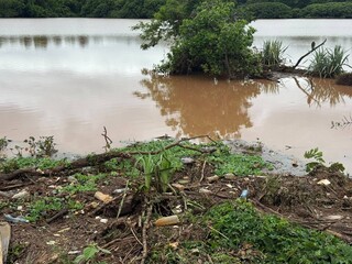 &Aacute;gua baixa no Lago do Amor e deixa para tr&aacute;s lixo espalhado pelas margens