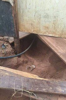 Enxurrada invade barracos e mobiliza moradores da Comunidade Esperança Enxurrada invade barracos e mobiliza moradores da Comunidade Esperança