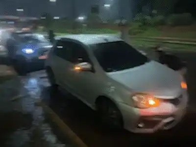 Buracos viram armadilha e deixam seis carros com pneus furados na Costa e Silva