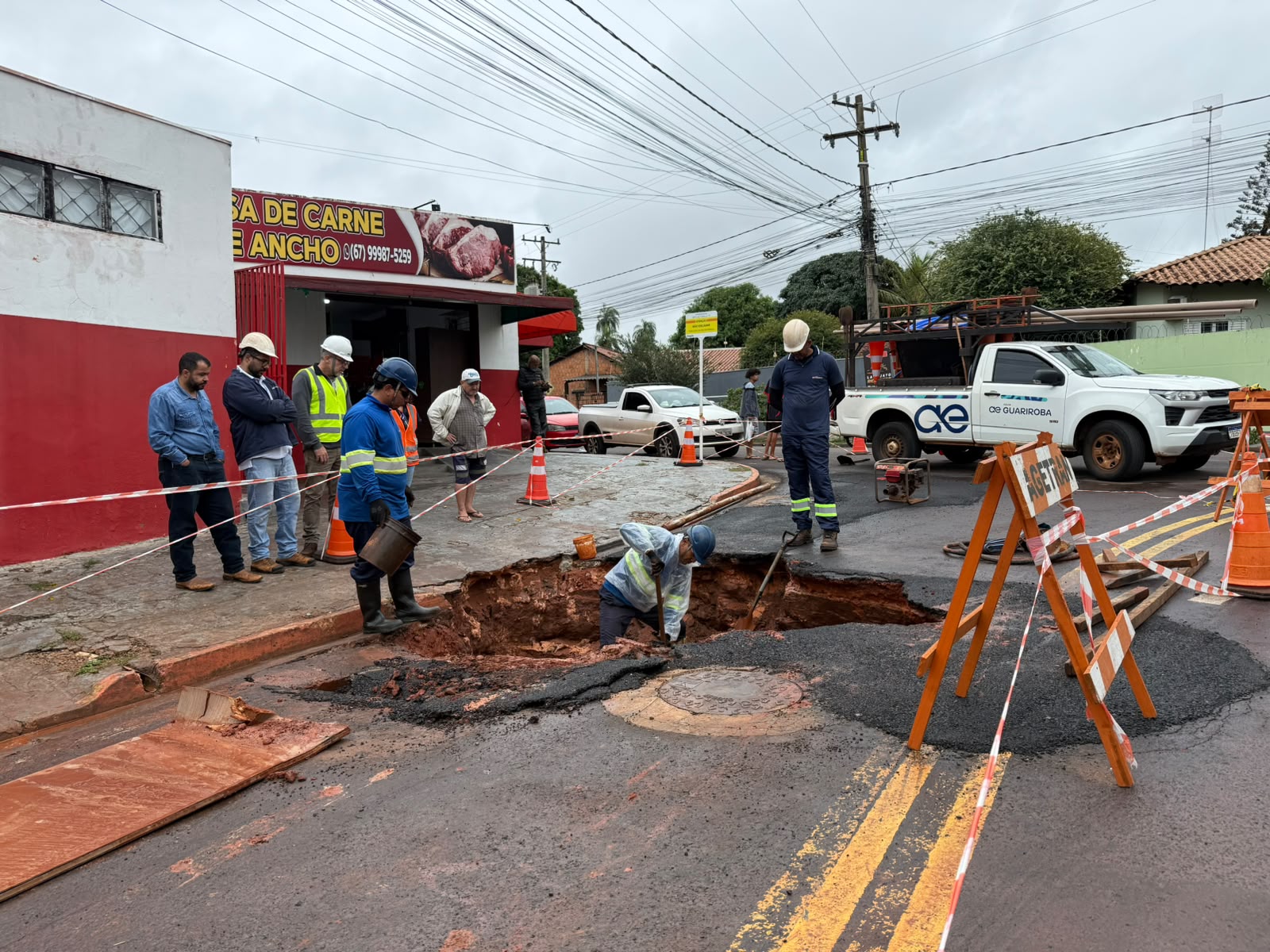 Carro é retirado de cratera e MSGÁS apura o que fez asfalto ceder
