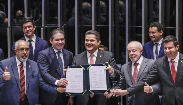 Congresso promulga fim da escala 6x1, que come&ccedil;a a valer em 60 dias