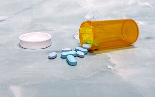 Remédios e produtos de limpeza escondem riscos para crianças dentro de casa Remédios e produtos de limpeza escondem riscos para crianças dentro de casa