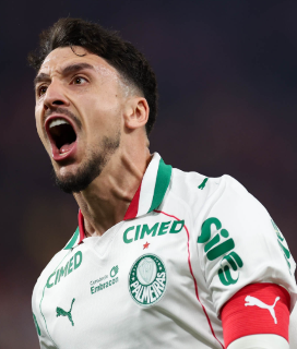 Com 2 gols em 10 minutos, Palmeiras vence e assume a ponta do Brasileir&atilde;o