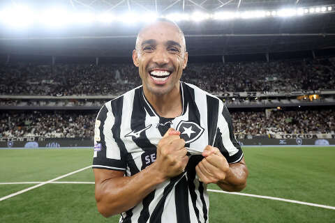 Com gol de Tiquinho, Botafogo vence Chapecoense e se afasta do Z4
