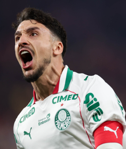 Com 2 gols em 10 minutos, Palmeiras vence e assume a ponta do Brasileir&atilde;o