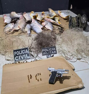 Homem em liberdade condicional é preso com pistola e pescado ilegal Homem em liberdade condicional é preso com pistola e pescado ilegal