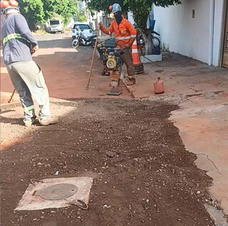 MSGás inicia reparo de rua onde asfalto cedeu e "engoliu" carro MSGás inicia reparo de rua onde asfalto cedeu e "engoliu" carro