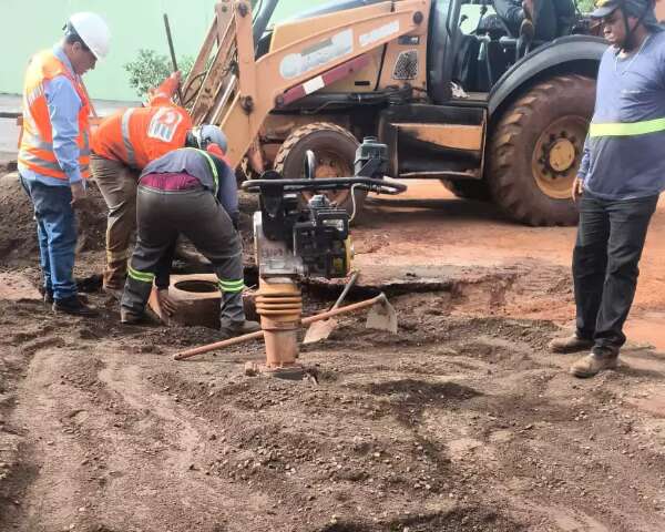 MSG&aacute;s inicia reparo de rua onde asfalto cedeu e "engoliu" carro