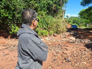 Com tempo firme, moradores improvisam consertos em vias afetadas pela enxurrada