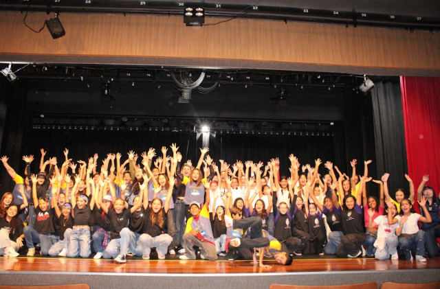 Dan&ccedil;a de rua leva crian&ccedil;as e adolescentes do Guanandi ao teatro