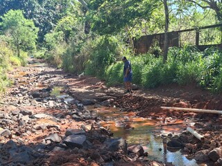 Com tempo firme, moradores improvisam consertos em vias afetadas pela enxurrada