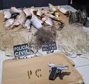 Homem em liberdade condicional &eacute; preso com pistola e pescado ilegal