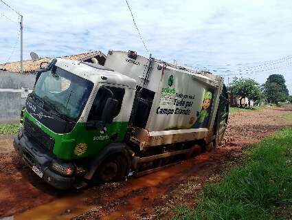 Caminh&atilde;o da Solurb atola em rua sem asfalto no Residencial Oliveira III