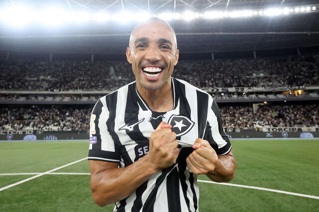 Com gol de Tiquinho, Botafogo vence Chapecoense e se afasta do Z4