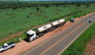 Ladrões fazem motorista refém e roubam carga de combustível de bitrem Ladrões fazem motorista refém e roubam carga de combustível de bitrem