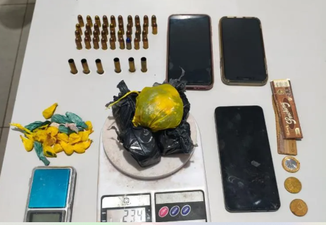 Pol&iacute;cia prende 5 e apreende adolescente por atentado contra rapaz