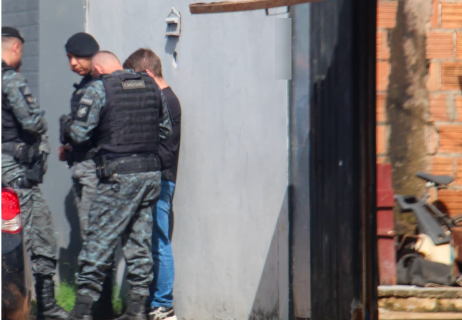 Encapuzados invadem casa, rendem fam&iacute;lia e matam homem a tiros durante assalto