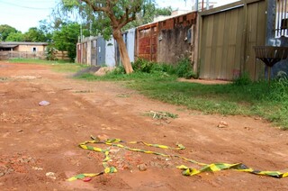 Encapuzados invadem casa, rendem família e matam rapaz a tiros durante assalto Encapuzados invadem casa, rendem família e matam rapaz a tiros durante assalto
