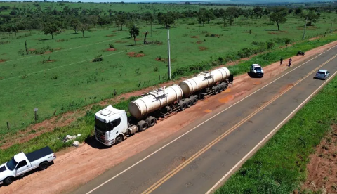 Ladr&otilde;es fazem motorista ref&eacute;m e roubam carga de combust&iacute;vel de bitrem