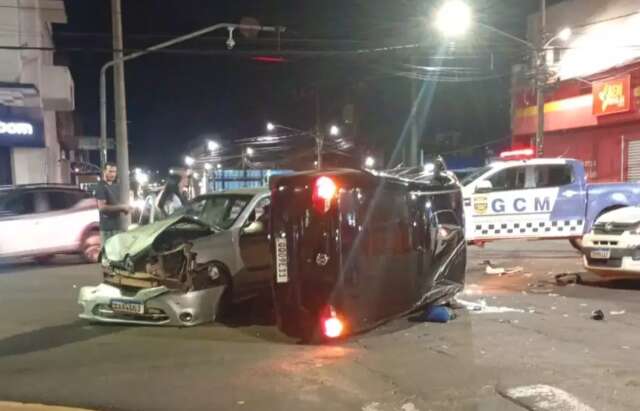 Batida entre carros termina com ve&iacute;culo tombado no Centro