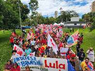 Apoiadores de Lula fazem passeata pela Avenida Afonso Pena