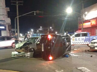 Batida entre carros termina com veículo tombado no Centro Batida entre carros termina com veículo tombado no Centro