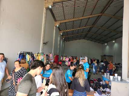 Fam&iacute;lias buscam recursos em bazar para levar ginastas a torneio nacional