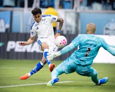Com tr&ecirc;s gols de Kaio Jorge, Cruzeiro vira sobre o Gr&ecirc;mio e entra no G4