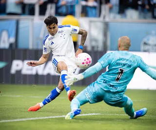 Com três gols de Kaio Jorge, Cruzeiro vira sobre o Grêmio e entra no G4 Com três gols de Kaio Jorge, Cruzeiro vira sobre o Grêmio e entra no G4