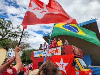 Apoiadores de Lula fazem passeata pela Avenida Afonso Pena Apoiadores de Lula fazem passeata pela Avenida Afonso Pena