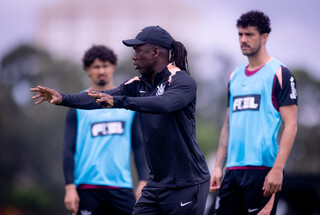 Corinthians enfrenta Vitória pressionado pela ameaça de rebaixamento Corinthians enfrenta Vitória pressionado pela ameaça de rebaixamento