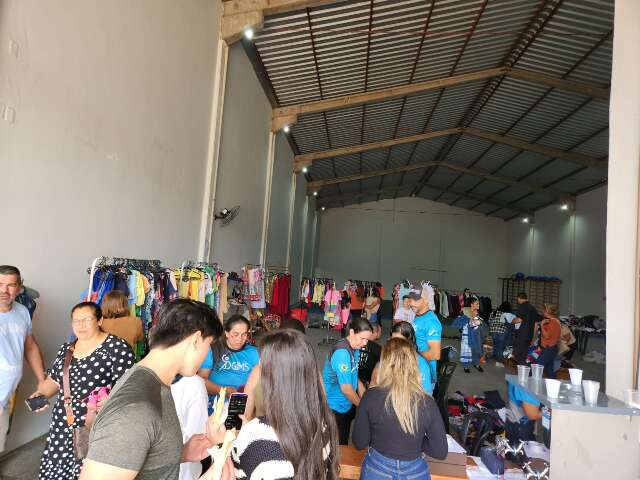 Fam&iacute;lias buscam recursos em bazar para levar ginastas a torneio nacional