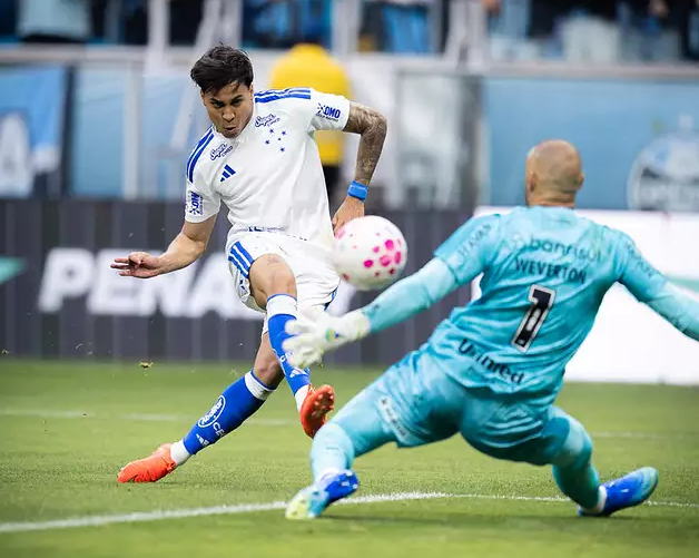Com três gols de Kaio Jorge, Cruzeiro vira sobre o Grêmio e entra no G4
