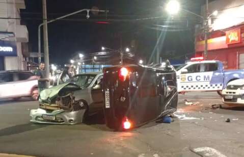 Batida entre carros termina com ve&iacute;culo tombado no Centro