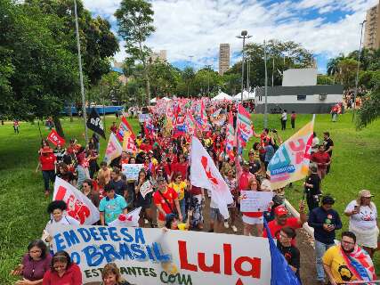 Apoiadores de Lula fazem passeata pela Avenida Afonso Pena