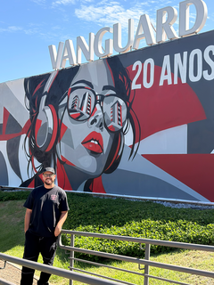 Vanguard celebra 20 anos e transforma fachada em obra de arte Vanguard celebra 20 anos e transforma fachada em obra de arte