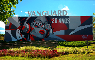 Vanguard celebra 20 anos e transforma fachada em obra de arte