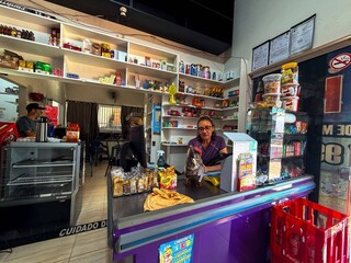 Galo vira mascote de conveni&ecirc;ncia e at&eacute; coloca clientes para correr
