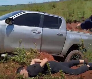 Por R$ 40 mil, jovem é preso levando Hilux furtada para quadrilha do Paraguai Por R$ 40 mil, jovem é preso levando Hilux furtada para quadrilha do Paraguai