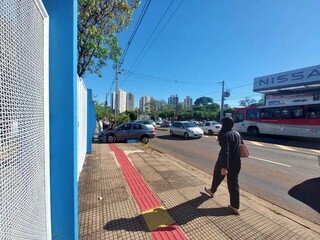 Após colisão com ônibus, carro desgovernado atinge muro de universidade Após colisão com ônibus, carro desgovernado atinge muro de universidade