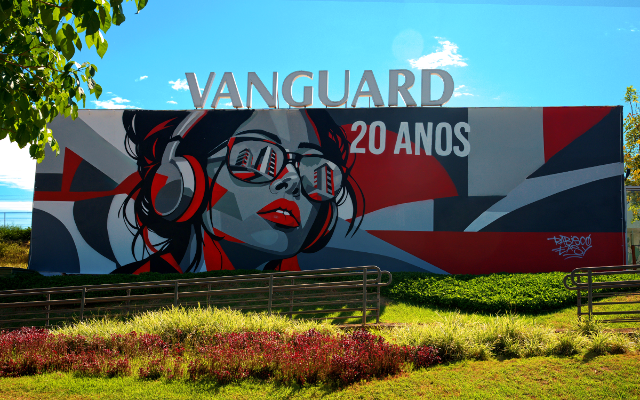 Vanguard celebra 20 anos e transforma fachada em obra de arte