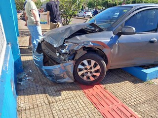 Após colisão com ônibus, carro desgovernado atinge muro de universidade Após colisão com ônibus, carro desgovernado atinge muro de universidade