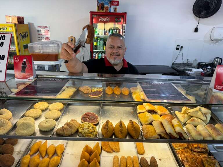 Ewerton serve 36 tipos de salgados e o bolinho de carne é a sensação