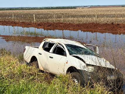 Caminhonete capota &agrave;s margens da MS-060 ap&oacute;s pneu furar em rodovia