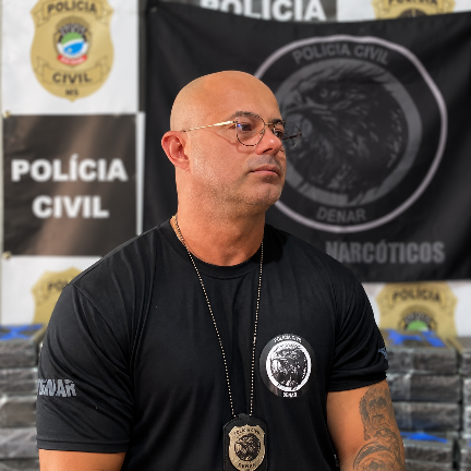 Policial h&aacute; 17 anos, delegado "ca&ccedil;ou" traficantes e acabou preso entre eles